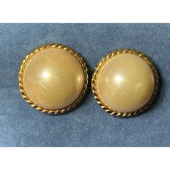EARRINGS VTG Faux Pearl Gold Tone Post Earrings 1970 To 1980 - Picture 1 of 5